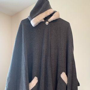 Cloak Grey with White Fux Fur and large Button